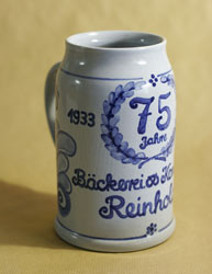 beschrifteter Bierkrug aus Keramik